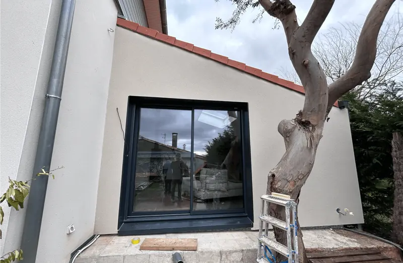Isolation par l'extérieur avec bardage bois sur une maison
